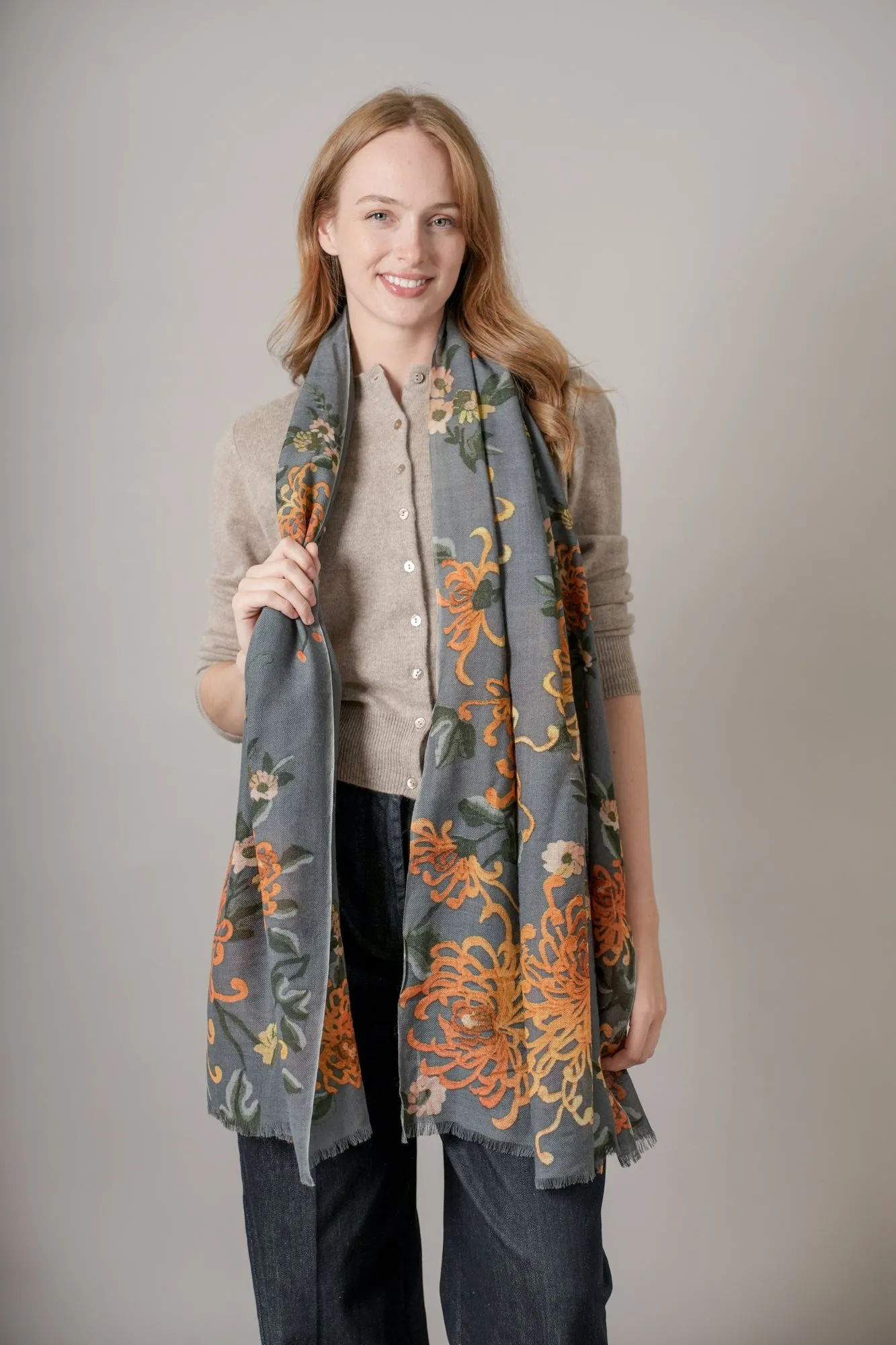 One Hundred Stars Chrysanthemum Grey Wool Scarf