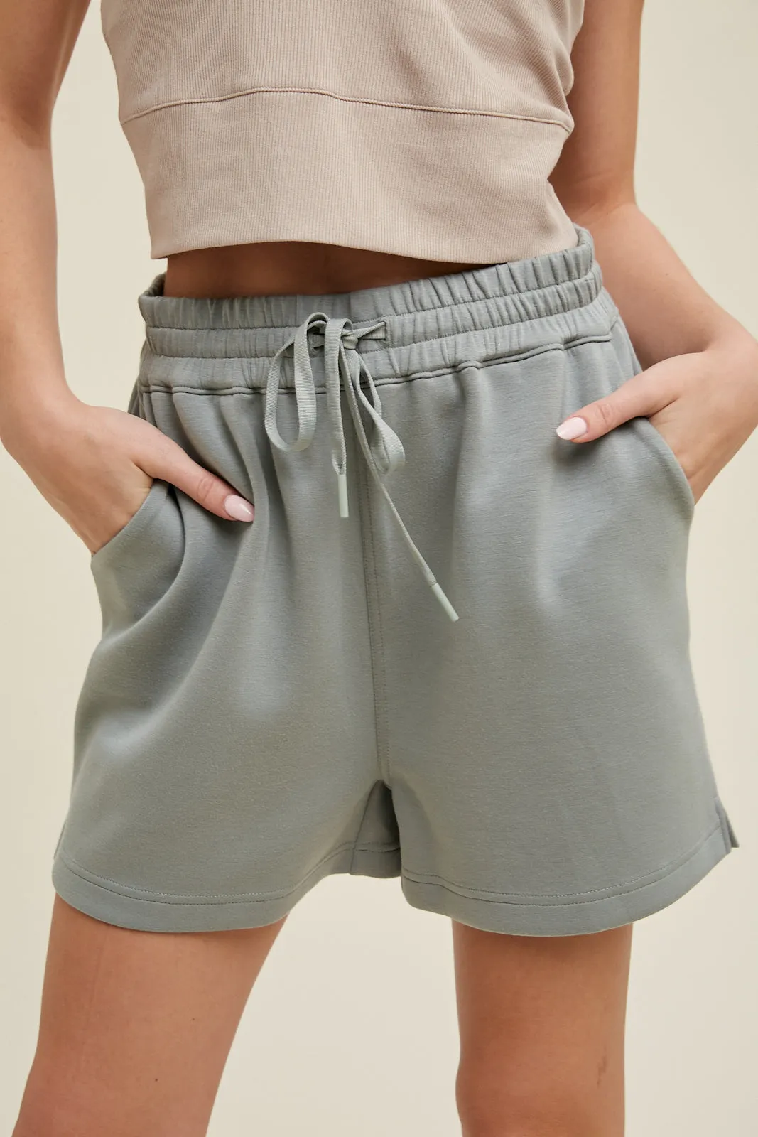 Scuba shorts with drawstring, elastic waistband, pockets and sideslits