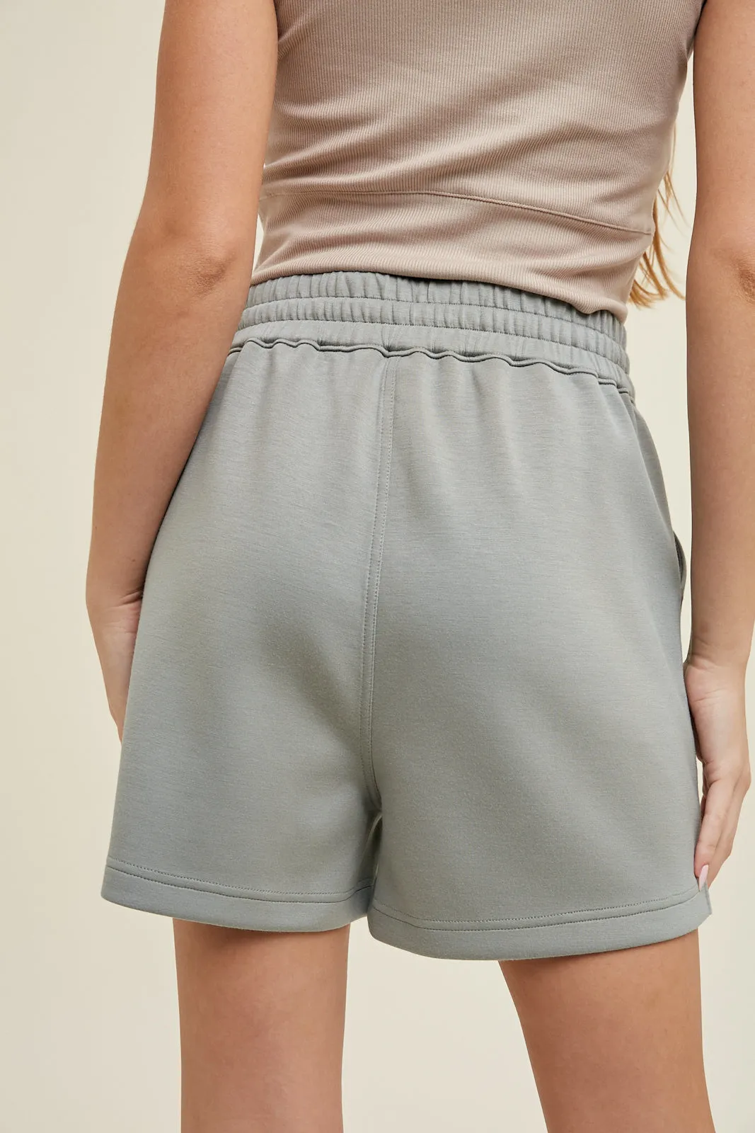 Scuba shorts with drawstring, elastic waistband, pockets and sideslits